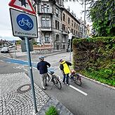 Zu hoch: Das Verkehrsschild in der Seestraße/Einmündung Glärnischstraße sehen viele Radfahrer nicht besonders gut.