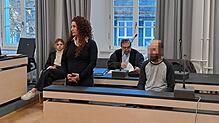 Der Angeklagte neben seiner Dolmetscherin, hinter ihm sein Verteidiger Uwe Rung. Am zweiten Prozesstag spricht er kaum, verlangt aber ...