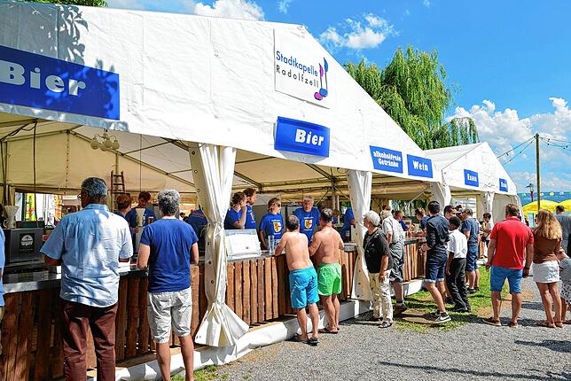 Beim Stand der Stadtkapelle war immer viel los, so auch im Jahr 2018, als dieses Bild entstand. Wegen Corona wird der weltliche Teil des ...