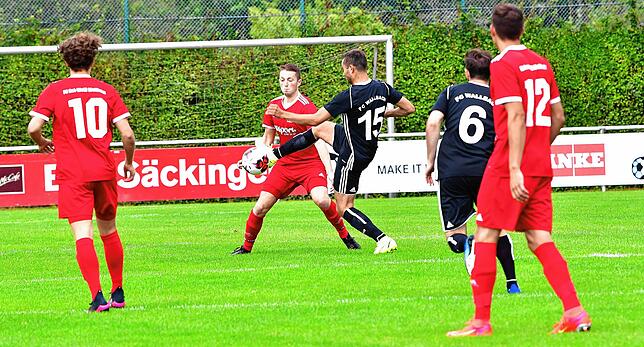 Bild 9: FC Wallbach dreht die Partie und gewinnt mit 3:2 gegen den FC RW Weilheim &ndash; und wir haben die Bilder!