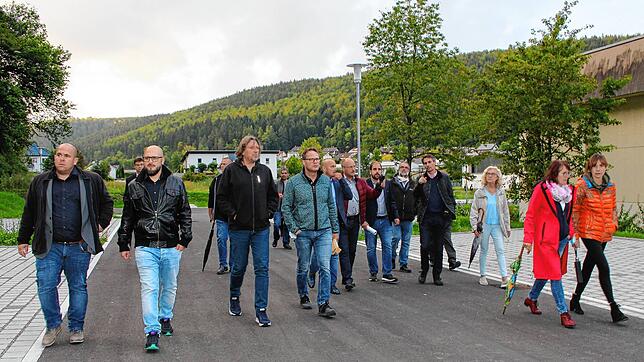 Gemeinderäte und Gemeindeverwaltung auf Besichtigungstour durch das zukunftsträchtige Viertel &bdquo;Hinterwieden II&ldquo;: Im Rahmen ...