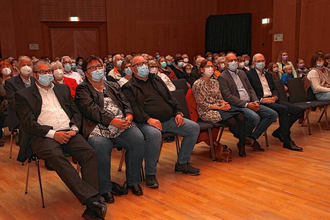 Viele Bad Säckinger wollten sich das Finale der Bad Säckinger Stadtgeschichten auf keinen Fall entgehen lassen. Vorne im Bild (von ...