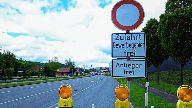 An der Schorenkreuzung weist dieses Schild im Juni die Verkehrsteilnehmer aus Richtung Villingen kommend darauf hin, dass die Zufahrt ...