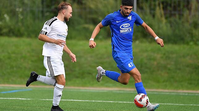 Schwere Zeit: Amin El-Ghazi (rechts auf dem Archivbild, gegen Konstantin Heidt von der U23 des SV 08 Laufenburg) musste vor wenigen ...