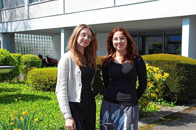 Von Links: Wiktoria Juszuzak (18) und Regina Guerrero (18) haben die schriftliche Matheprüfung überstanden.