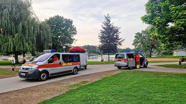 Zwei Fahrzeuge der DLRG-Wasserrettung stehen am Ufer des Schlosssees.