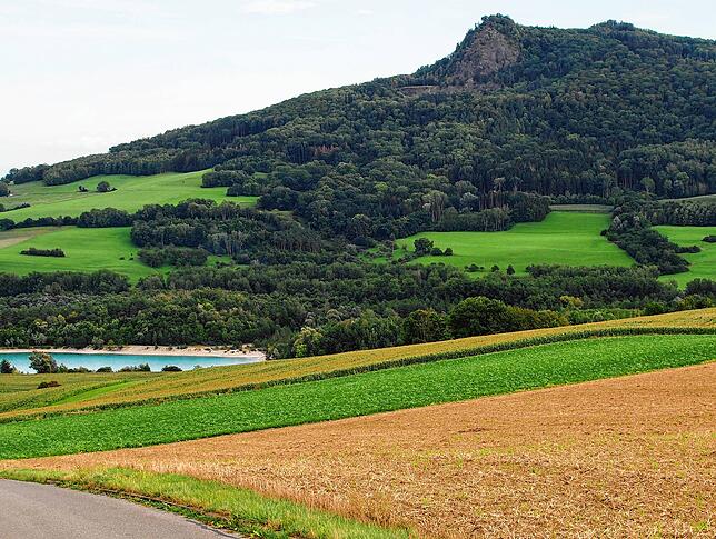 Idyllisch liegt der Binninger Baggersee vor dem Hohentstoffeln. Von der Weiler Anhöhe aus betrachtet ergibt sich ein friedliches Bild, ...