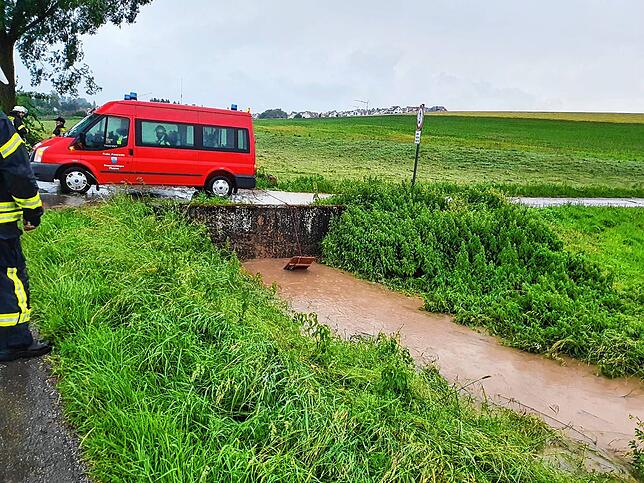Die Feuerwehr Pfohren reguliert den Entenbach mit einfache Mitteln. Eine Bierbank wird vor den Durchlass unter der Feldbrücke in ...