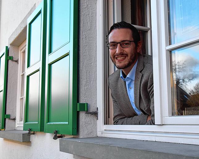 Der Hohenfelser Bürgermeister Florian Zindeler, hier am Fenster seines Büros im Rathaus, will die Öffentlichkeit bald informieren, ob er ...