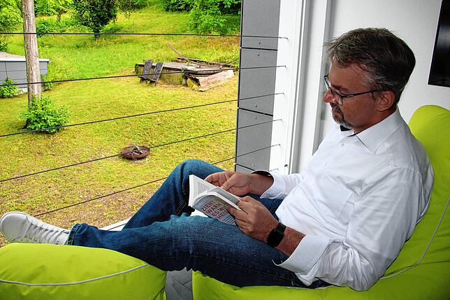 Ein weiterer Lieblingsplatz von Martin Gruner. Mit Blick in den großzügigen Garten lässt es sich hier mit einem Buch entspannen.