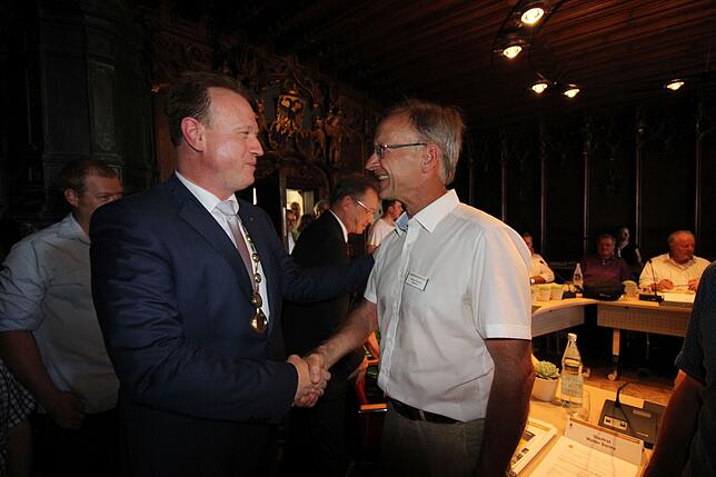 Als Stimmenkönig in den neuen Gemeinderat gewählt wurde Walter Sorms (rechts), hier bei der Verpflichtung im Amt durch OB Jan Zeitler.