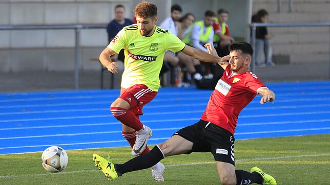 Einsatz: Fabian Venturiero (rechts) klärt beim 3:1 des FSV Rheinfelden gegen den Freiburger FC II gegen Hassan Mourad, Torschütze zum ...