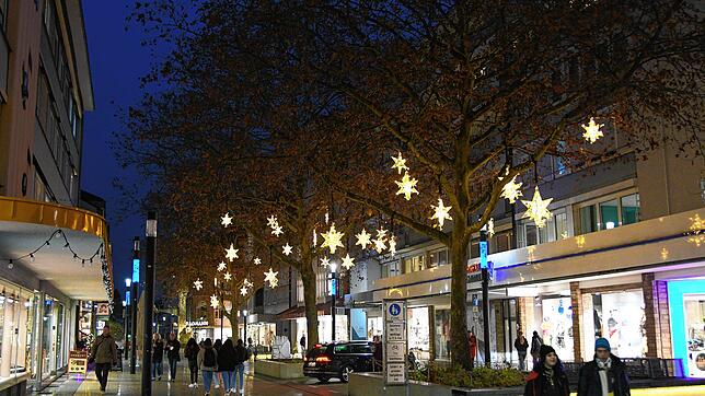 Die Sterne der vorweihnachtlichen Straßendekoration in Singen haben am Donnerstag, 25. November, ihren ersten leuchtenden Auftritt der ...
