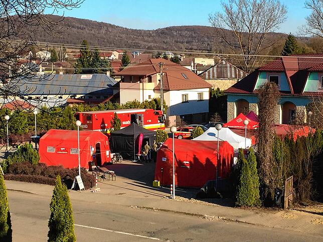 Der Dorfplatz in Ubla mit den Zelten, in denen die Erstaufnahme stattfindet.