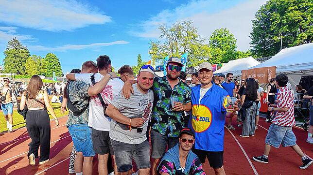Sam Suchandt, Lucas Schmid, Jonas Wolf und Röbert Störei (von links nach rechts): Ihr wichtigstes Utensil, ein Bierfass, blieb außerhalb ...