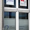 Name, Kontaktdaten und Zertifizierungen sind an den Fenstern der Praxis von Bahram Hashemi im Singener Klinikum noch zu sehen. Die ...