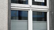 Name, Kontaktdaten und Zertifizierungen sind an den Fenstern der Praxis von Bahram Hashemi im Singener Klinikum noch zu sehen. Die ...