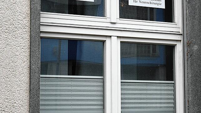 Name, Kontaktdaten und Zertifizierungen sind an den Fenstern der Praxis von Bahram Hashemi im Singener Klinikum noch zu sehen. Die ...