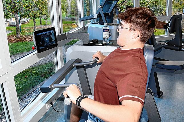 Leif Rebstock zeigt an einem der neuen Geräte der Medizinischen Trainingstherapie der Nachsorgeklinik Tannheim wie spielerisch die Kraft ...