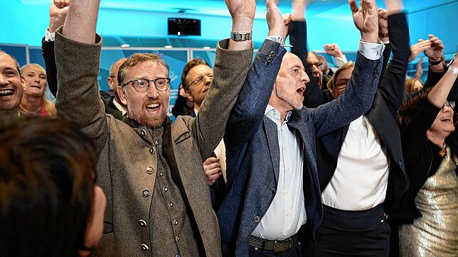 Die AfD jubelt, hier nach der ersten Prognose in Bayern: Andreas Winhart (von links), parlamentarischer Geschäftsführer der AfD, ...