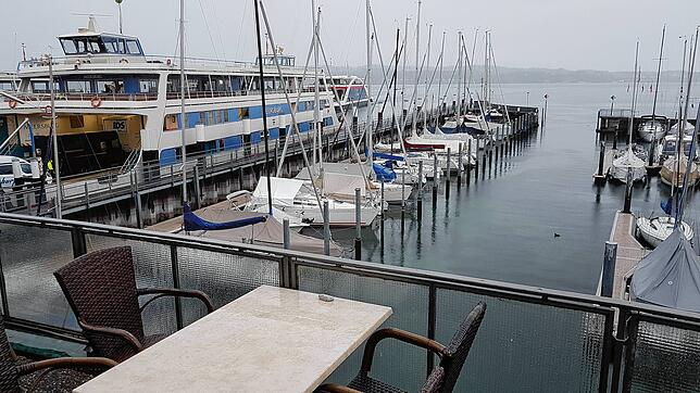 Hier fuhren die Wapo-Boote in den Sportboothafen Staad ein, vor den Augen der Gäste auf der Terrasse.