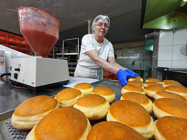 Rund 5000 Berliner werden am Schmotzigen Donnerstag in der Bäckerei Diener produziert, das bis zu Fünffache der normalen Menge. ...