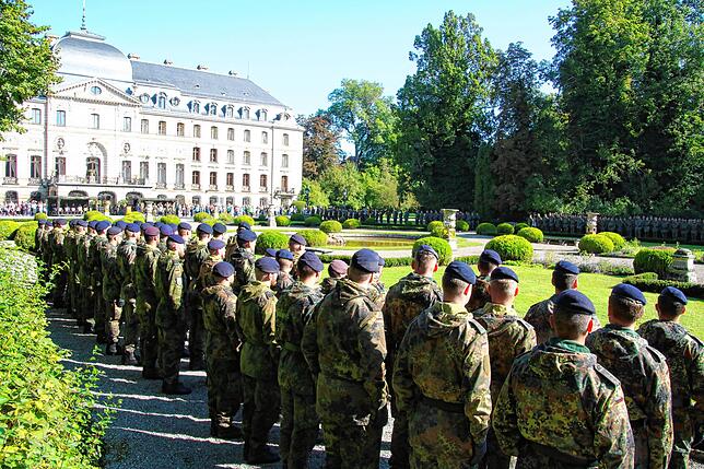 Die Soldaten stellen sich im Garten vor dem Schloss auf, um 215 Soldaten aus ihren Reihen zu verabschieden. Rund 200 Gäste verfolgen ...