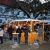 Unter festlicher Beleuchtung im Innenhof des Meßkircher Schlosses lässt sich am Wochenende durch die Schlossweihnacht schlendern. Schnee ...