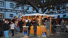Unter festlicher Beleuchtung im Innenhof des Meßkircher Schlosses lässt sich am Wochenende durch die Schlossweihnacht schlendern. Schnee ...