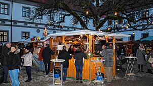 Unter festlicher Beleuchtung im Innenhof des Meßkircher Schlosses lässt sich am Wochenende durch die Schlossweihnacht schlendern. Schnee ...