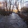 Die sonst ruhig und beschaulich dreinfließende Brigach hat sich durch das Hochwasser zum reißenden Fluss entwickelt. Blick auf den Damm ...