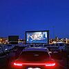 Besucher schauen vor wenigen Tagen &bdquo;Die Känguru-Chroniken&ldquo; in einem Autokino in Sachsen an. Der Film läuft jetzt auch im ...