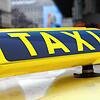 Schild auf einem Taxi. In einem Taxi soll dessen Fahrer ein damals elfjähriges Kind sexuell missbraucht haben. (Symbolbild)