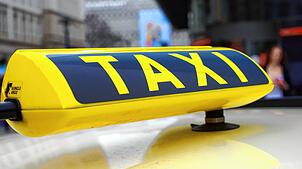 Schild auf einem Taxi. In einem Taxi soll dessen Fahrer ein damals elfjähriges Kind sexuell missbraucht haben. (Symbolbild)