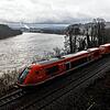 Ein dieselgetriebener Personenzug fährt bei Rheinfelden auf der Hochrheinbahn. Ab Dezember 2027 sollen auch zwischen Basel und Erzingen ...