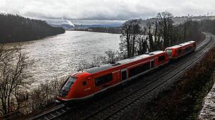 Ein dieselgetriebener Personenzug fährt bei Rheinfelden auf der Hochrheinbahn. Ab Dezember 2027 sollen auch zwischen Basel und Erzingen ...