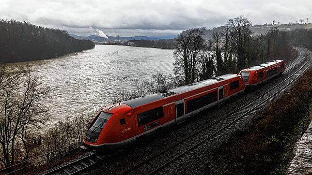 Ein dieselgetriebener Personenzug fährt bei Rheinfelden auf der Hochrheinbahn. Ab Dezember 2027 sollen auch zwischen Basel und Erzingen ...