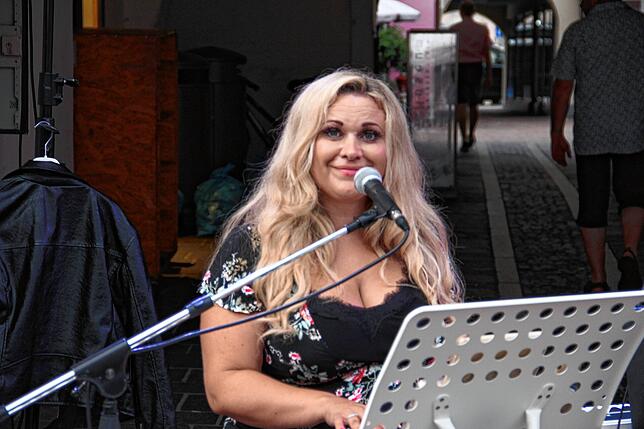 Musik: Einen großen Anteil am Erfolg hatten die Auftritte der Live-Künstler. Hier die bezaubernde Sängerin und Pianistin Verena Rose ...