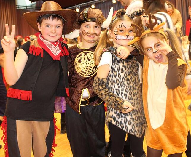 Die kleinen Fasnetsfreunde Levin, Moritz, Milena und Lotta (von links) feiern in ihren schönen Kostümen begeistert in der Stadthalle ...