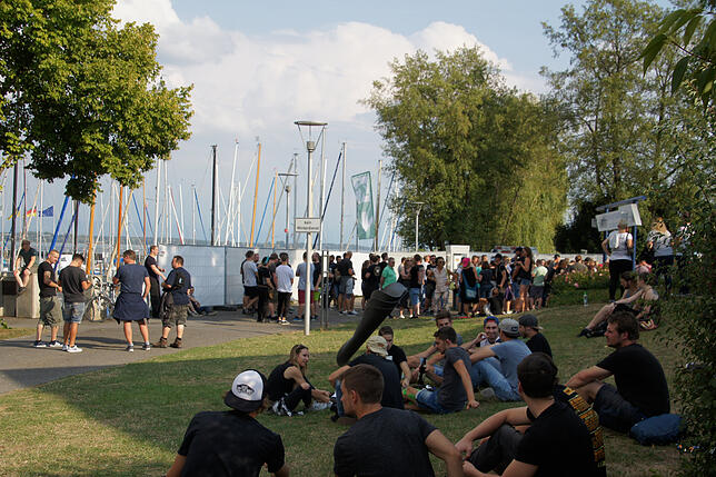 Beim Einlass zum "Limp Biskit"-Konzert ging es am Samstagabend am Seeufer unterhalb des Graf-Zeppelin-Hauses gemächlich und gesittet zu.