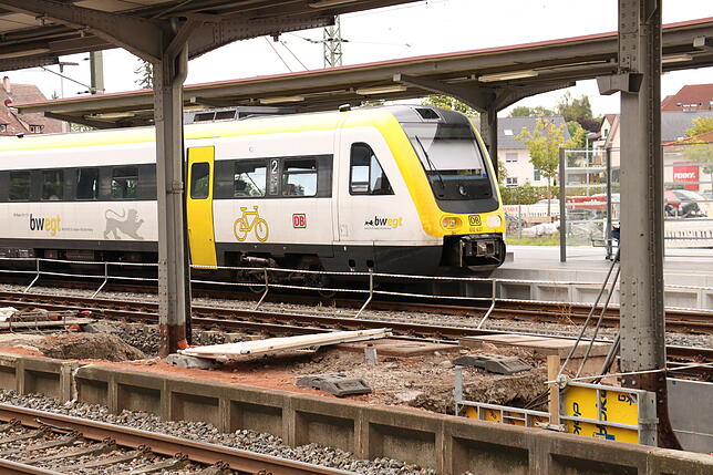 Bahnsteig 2 als Komplettbaustelle. Eine oberflächliche Sanierung der korridierten Fundamente war nicht möglich. Ein kompletter Neuaufbau ...
