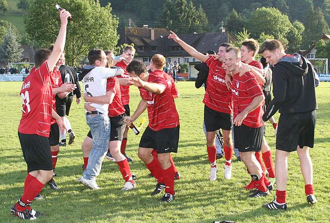 Party im Münstertal: Herbstmeister FC Wehr verlor 2010 seine Führung an den FV Lörrach und feierte dann nach erfolgreicher Relegation ...