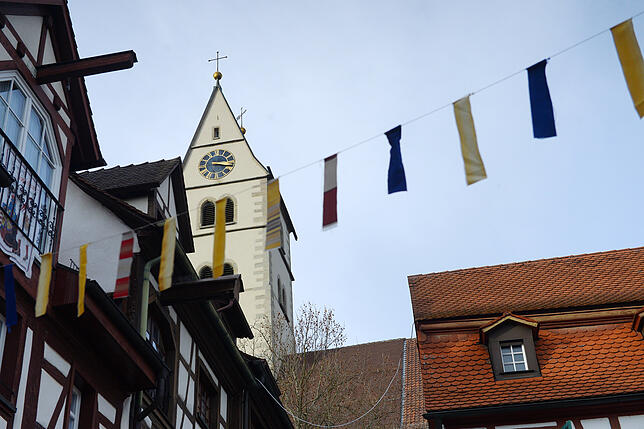 Passend zum hervorlugenden Kirchturm gibt es hier einen Text zu einem Pfingstmorgen in Meersburg.