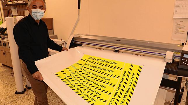 Aufträge, die ohne die Corona-Krise gar nicht möglich wären, hat sich Sigi Zobel an Land gezogen. Er produziert in seiner Firma ...