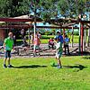 Bewegungspause an der Sechslindenschule: Hier toben sich die Schüler der vierten Klasse am Spielgerät und mit dem Ball aus. Der ...