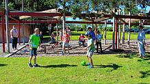 Bewegungspause an der Sechslindenschule: Hier toben sich die Schüler der vierten Klasse am Spielgerät und mit dem Ball aus. Der ...