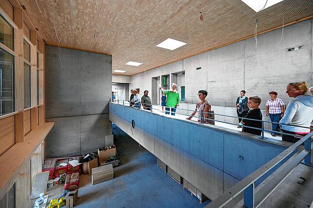 In das großzügige Foyer dringt über den Eingangsbereich viel Licht in das Gebäude.