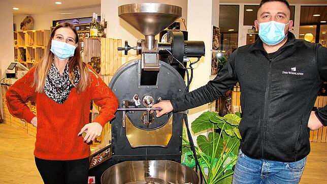 Jennifer Steinle und Alex Wagner vom Weinladen hatten beim Einkaufsabend in Tiengen alle Hände voll zu tun.