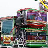 9.55 Uhr: Mitarbeiter Fred Erxleben stapelt auf dem Tieflader zwei der Riesenrad-Gondeln übereinander und befestigt sie.