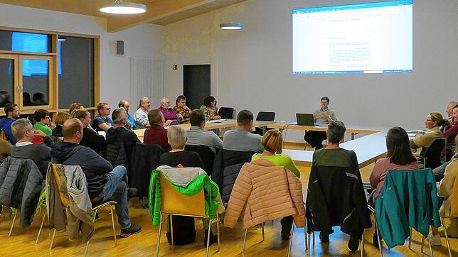 Bei der Versammlung im Sitzungssaal des Feuerwehrhauses in Sauldorf geht es um die  Benutzungsordnung für das Bürgerhaus.